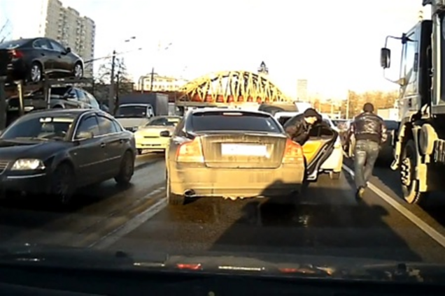 Бизнесмена ограбили в пробке посреди белого дня. Видео 