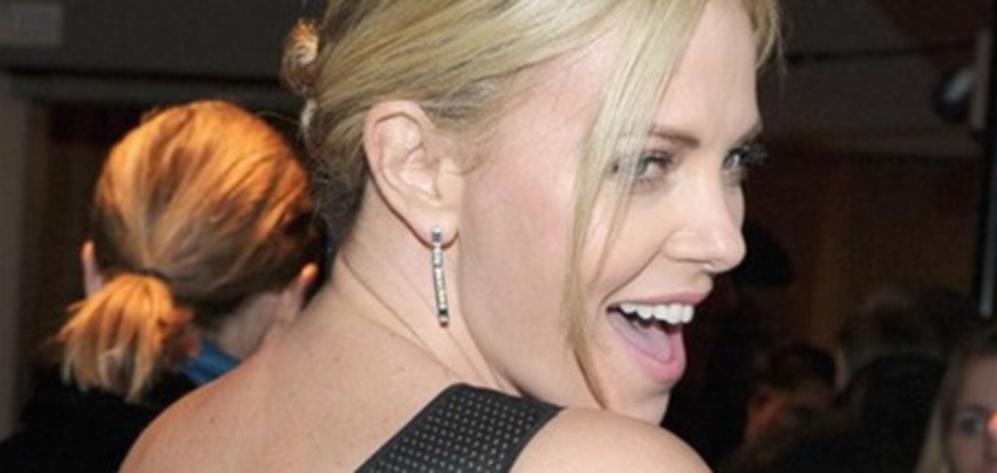 Полуголое платье и морщинки Шарлиз Терон