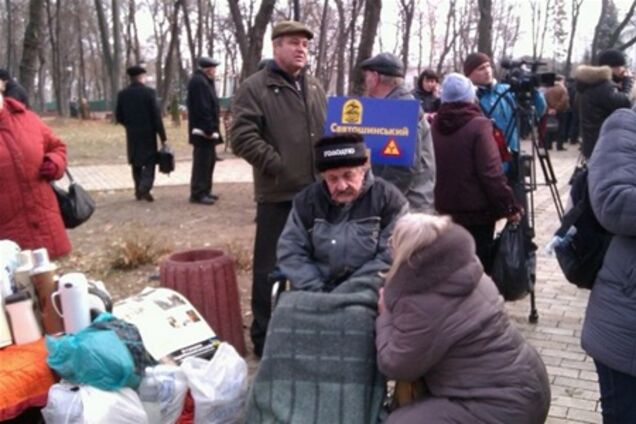 Киевляне поддерживают голодающих чернобыльцев теплыми вещами и деньгами