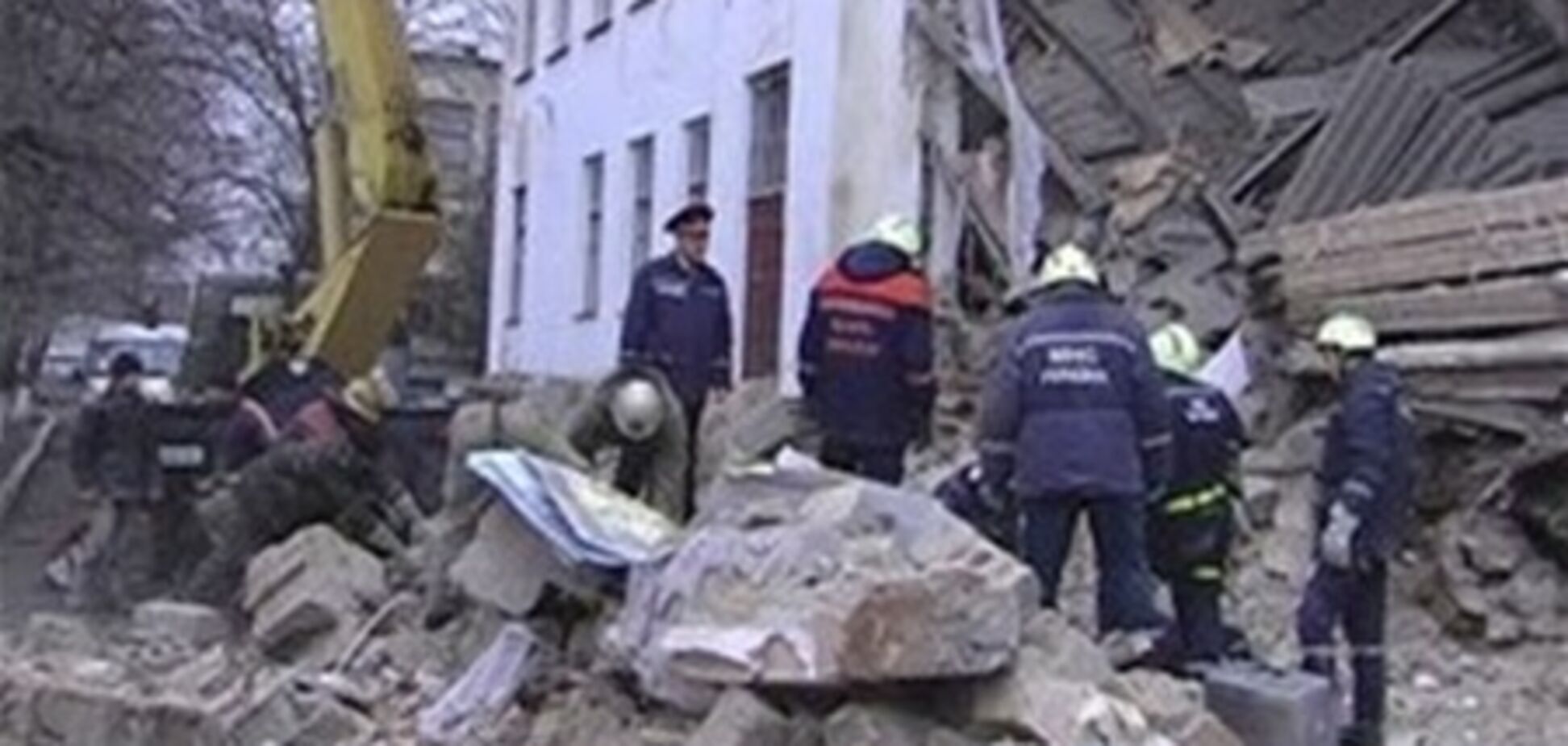 У центрі Києва стіна будинку завалилася на людину