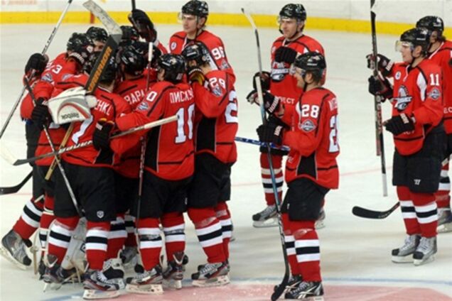 ВХЛ. 'Донбасс' разгромил 'Кристалл' и вернулся на первое место