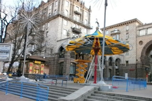 На Майдане открыли уникальную карусель