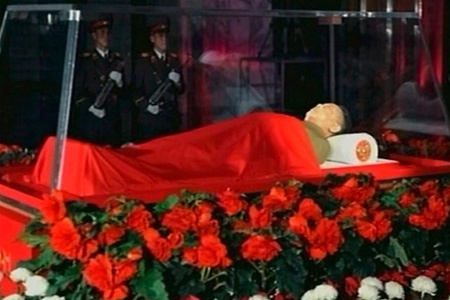 Тело Ким Чен Ира показали народу. Фото