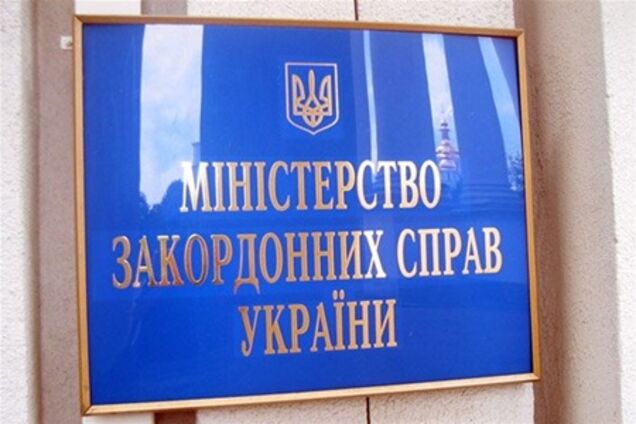 МЗС рекомендує українцям перевіряти долари на справжність перед від'їздом до ОАЕ