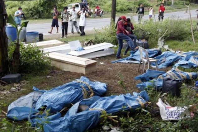 Жертв наводнения на Филиппинах хоронят в массовых могилах