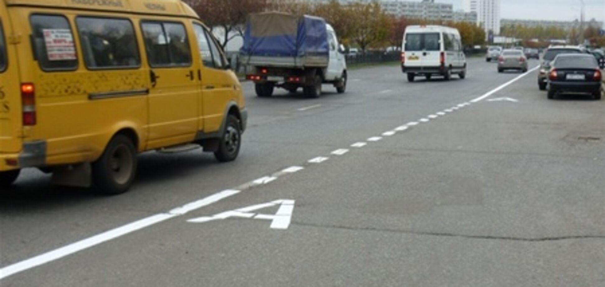 ВР пропонує підвищити штраф за зупинку на смузі для маршруток