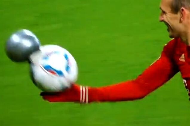 Во время матча 'Баварии' лопнул мяч. Видео