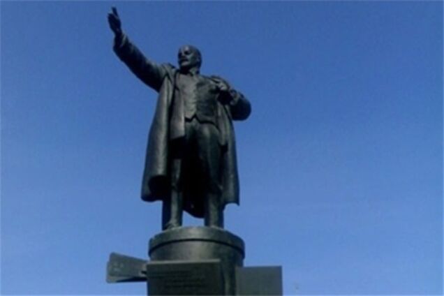Суд зобов'язав мера Черкас повернути пам'ятник Леніну