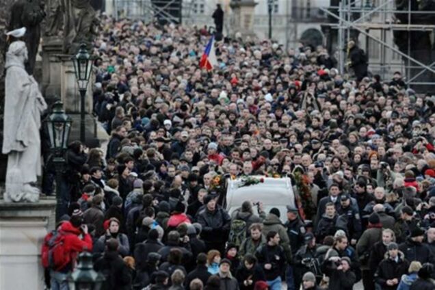 Тысячи людей пришли проститься с Вацлавом Гавелом. Фоторепортаж
