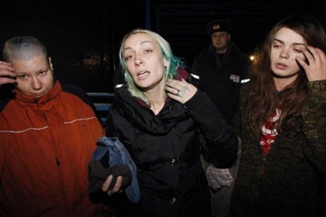 У ЗМІ потрапило фото активісток FEMEN, над якими познущалися КГБешнікі