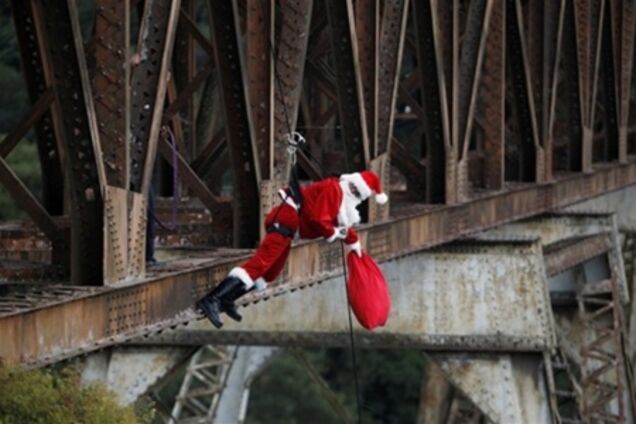 Санта-пожарный доставляет подарки для детей под мостом