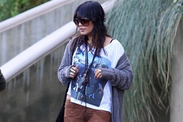 Толстые ножки Ванессы Хадженс в нелепых ажурных штанах