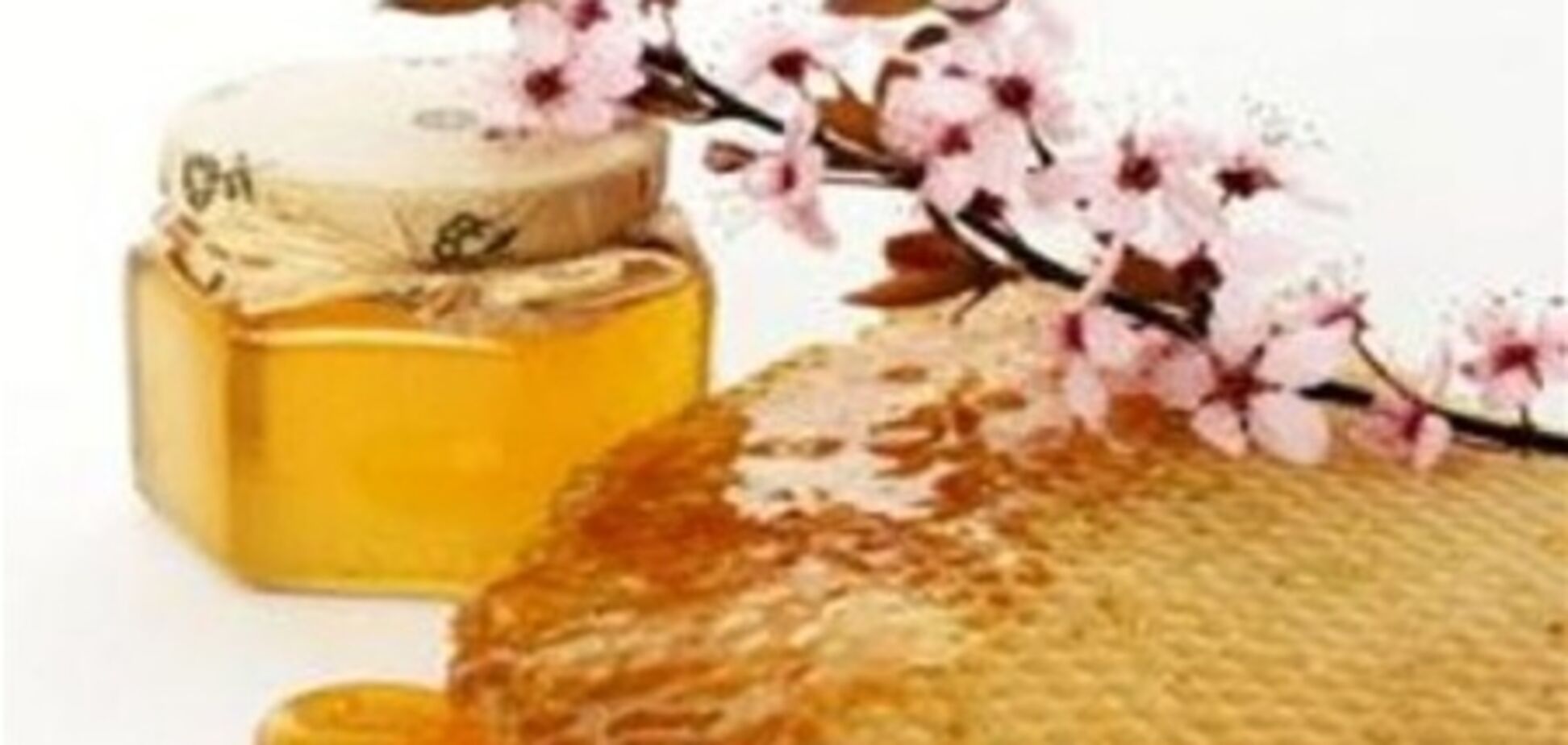 Двое вооруженных мужчин украли из магазина четыре банки меда