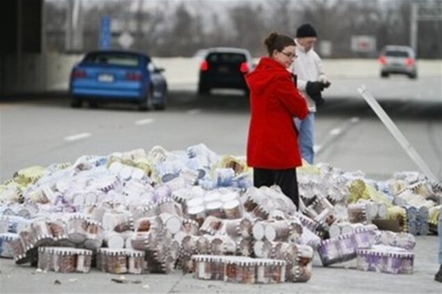 В США на автотрассу вывалилось 18 тонн мороженого