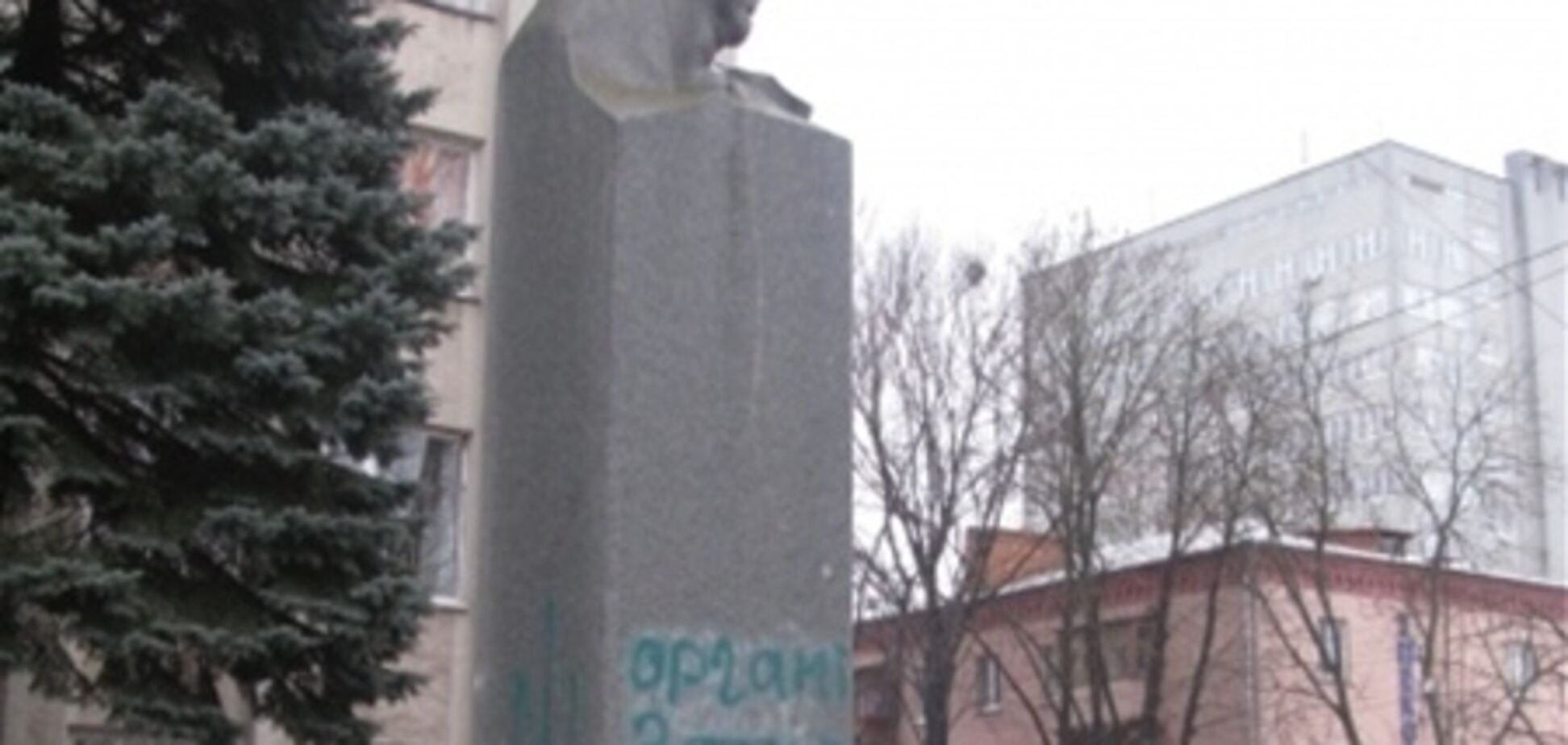 Хмельницький. Розмалювали пам’ятник комуністу-революціонеру