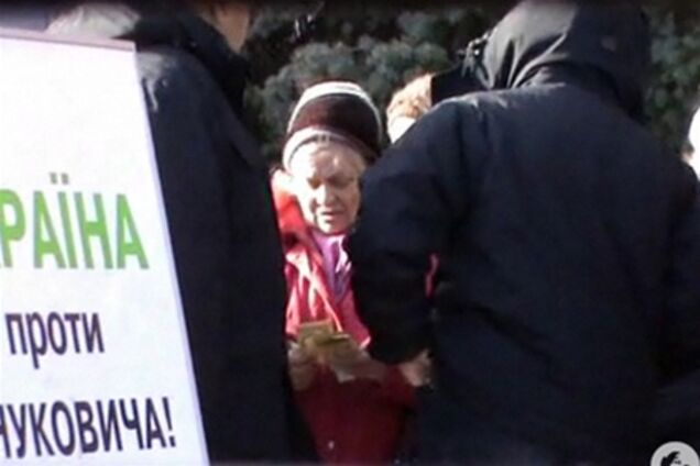 Як на мітингу Яценюка роздають гроші. Відео