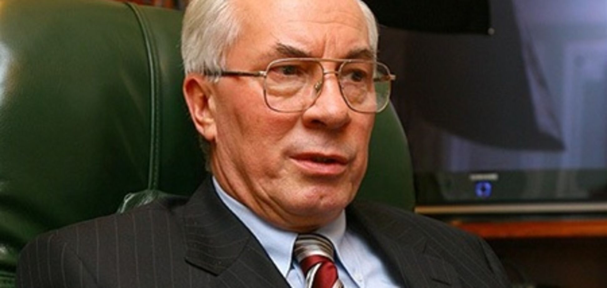 Азаров: в декабре украинцы получают 2800 гривен