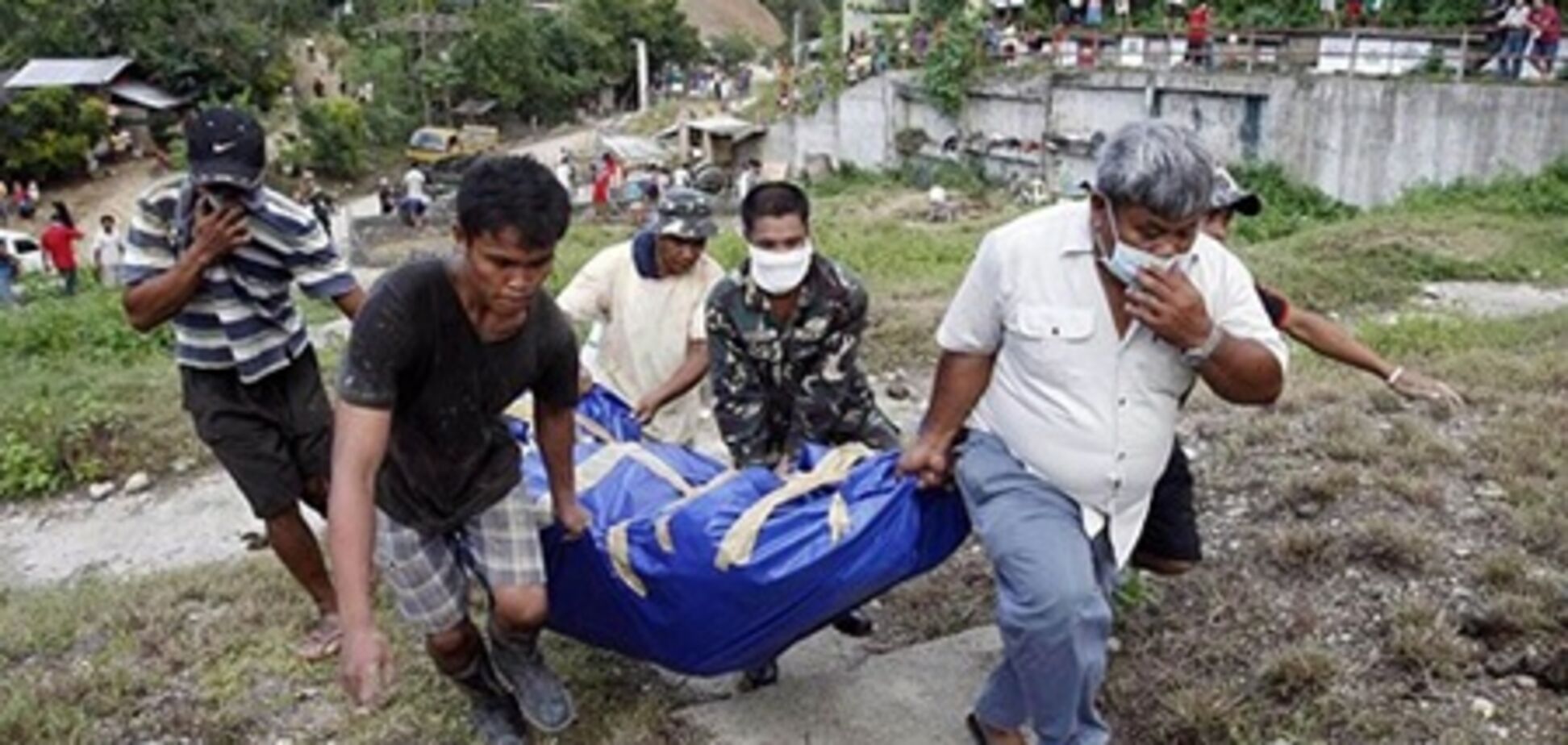 Число погибших от тайфуна на Филиппинах достигло 1500 человек