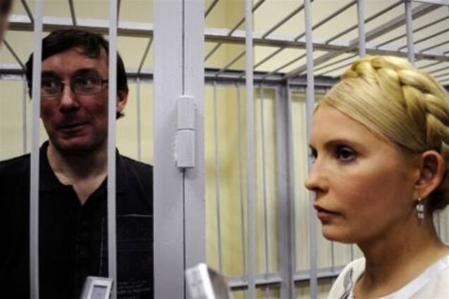 Август: юбилей страны, арест Юли