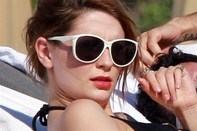 Миша Бартон в черном бикини и черепашьих очках