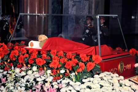 Ким Чен Ира похоронят вместе с рабочим столом и вагоном поезда