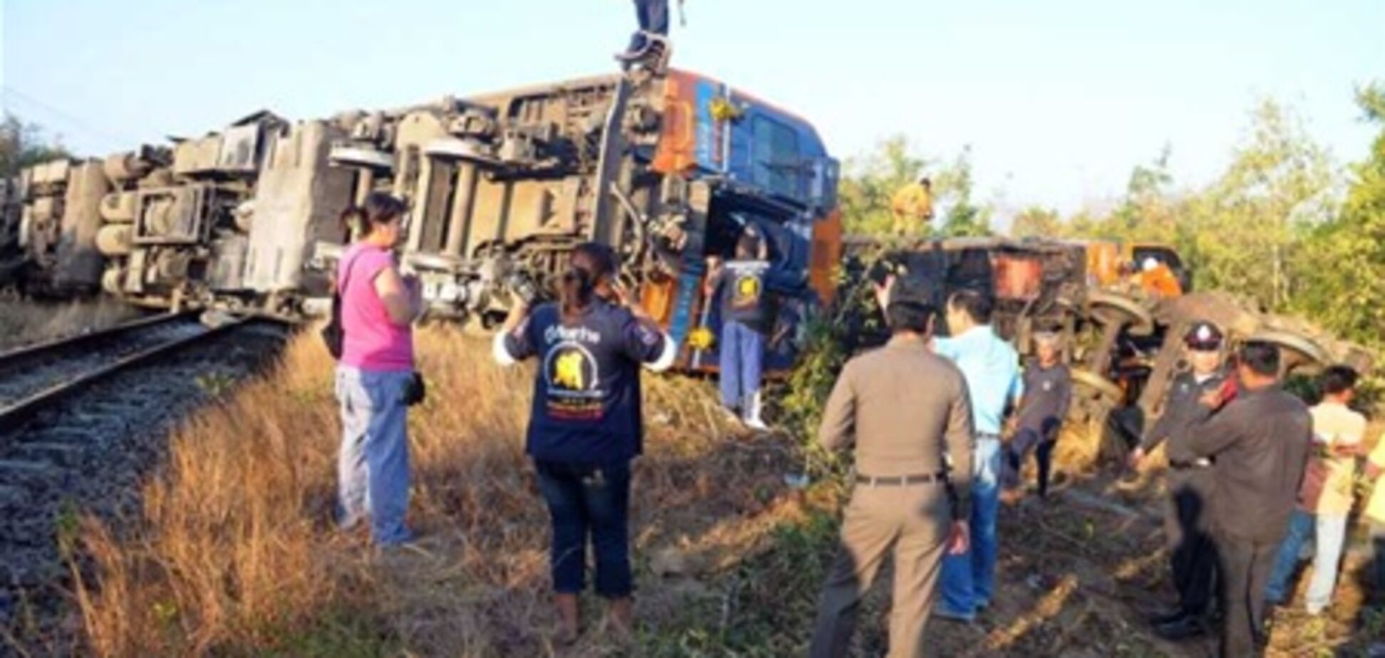 Швидкий поїзд зійшов з рейок в Таїланді: один загиблий, більше сотні поранених