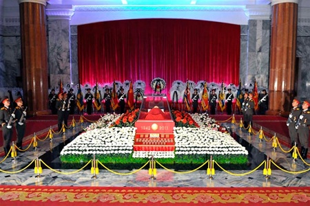 КНДР проводить Кім Чен Іра салютом, але закликає 'повернутися'