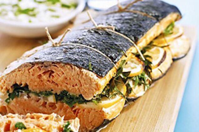 Лососевый рулет с лимоном и травами