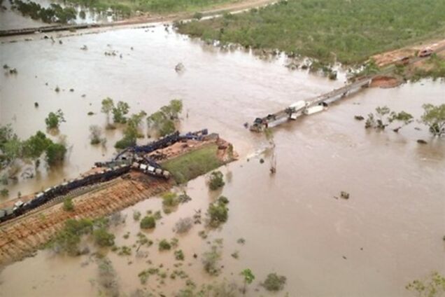 Повінь в Австралії: потяг із залізною рудою змило в річку. Фото, відео
