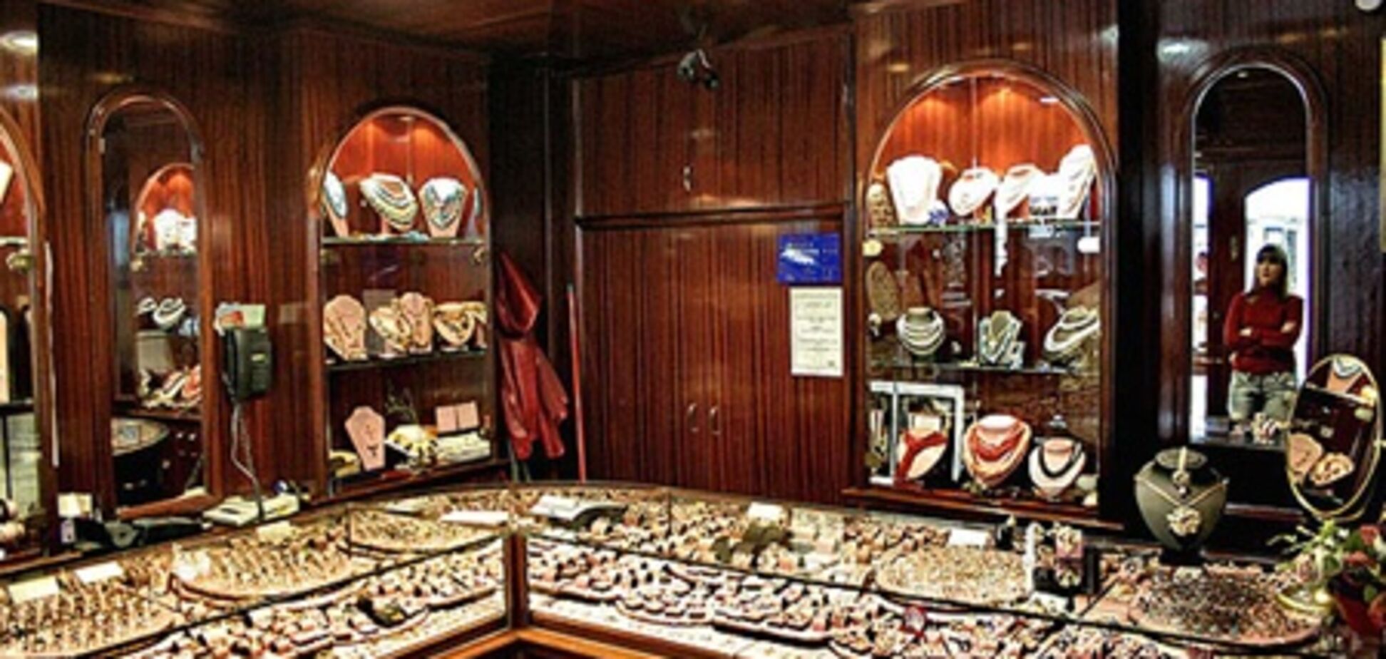 Двоє чоловіків пограбували ювелірний магазин у Харкові