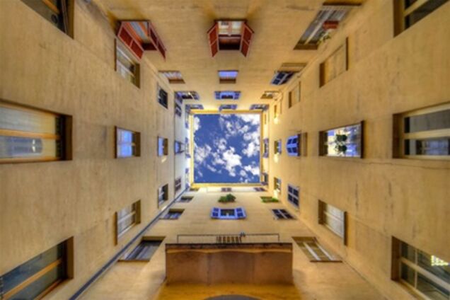 Небо в архітектурній рамці