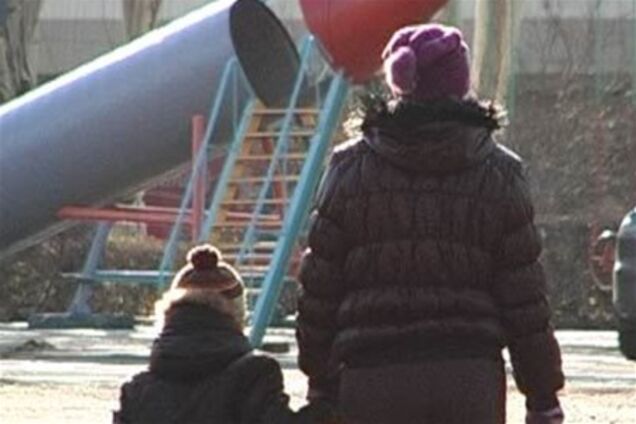 Кожна третя мати в Україні - одиначка