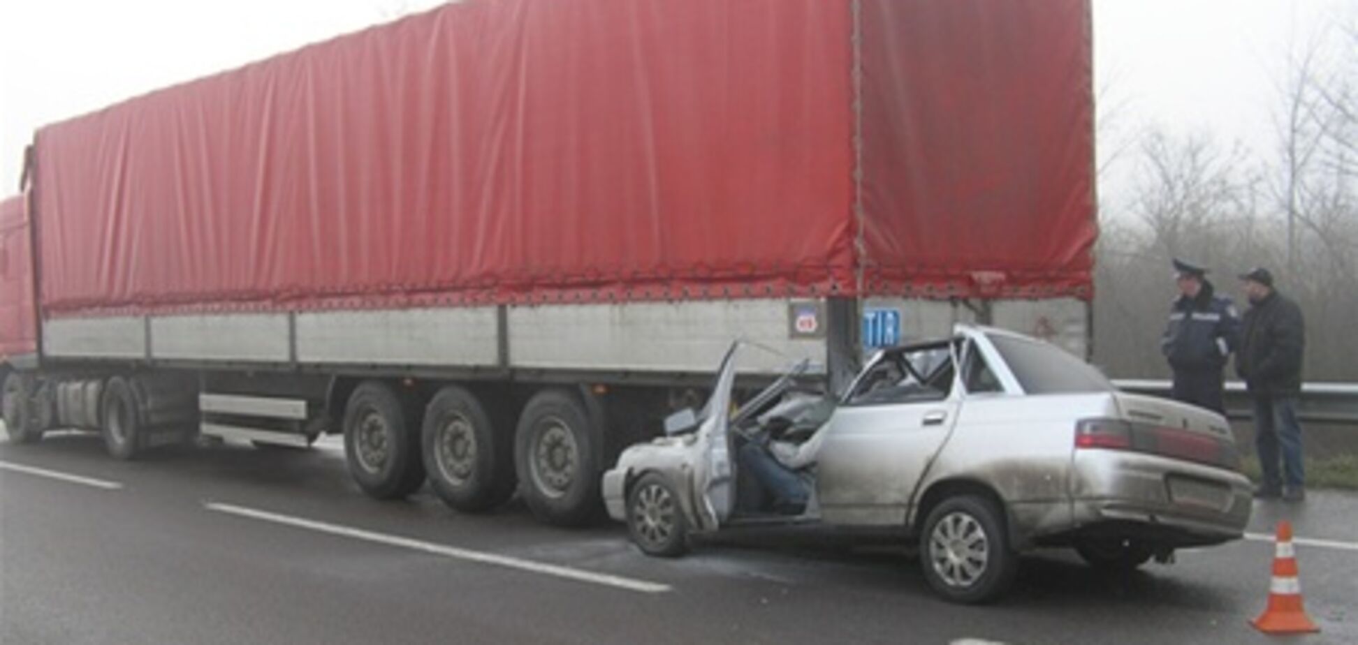 Жахлива ДТП на Рівненщині: водій влетів у фуру і загинув на місці. Фото
