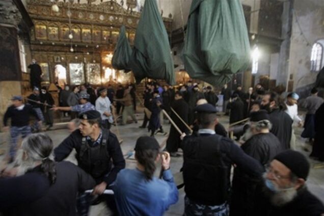 У церкві Різдва Христового у Вифлеємі священики влаштували масову бійку. Відео