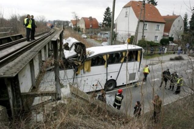 Під Краковом автобус з 34 українцями врізався в міст