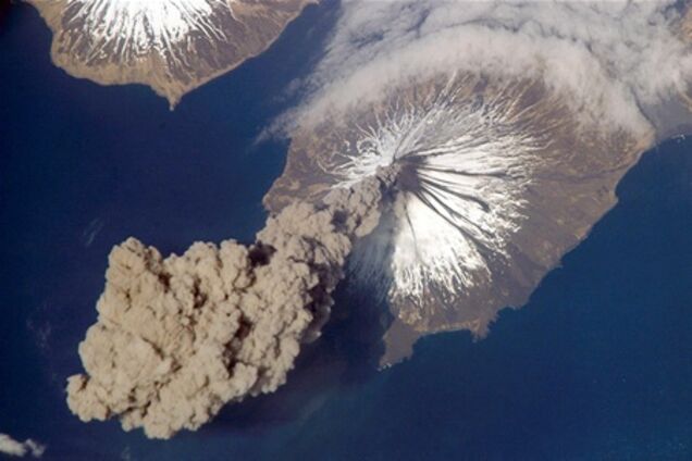 Виверження вулкан на Алясці: стовп попелу - до 4,5 км