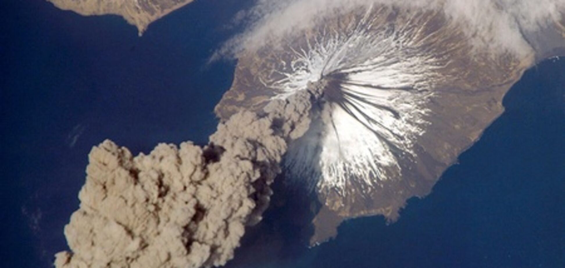 Виверження вулкан на Алясці: стовп попелу - до 4,5 км