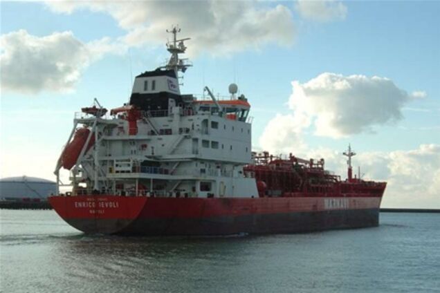 Танкер з українцями, захоплений піратами, прибув до берегів Сомалі