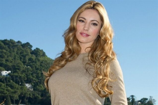 Келли Брук превратилась в блондинку (грудь от этого стала еще больше)