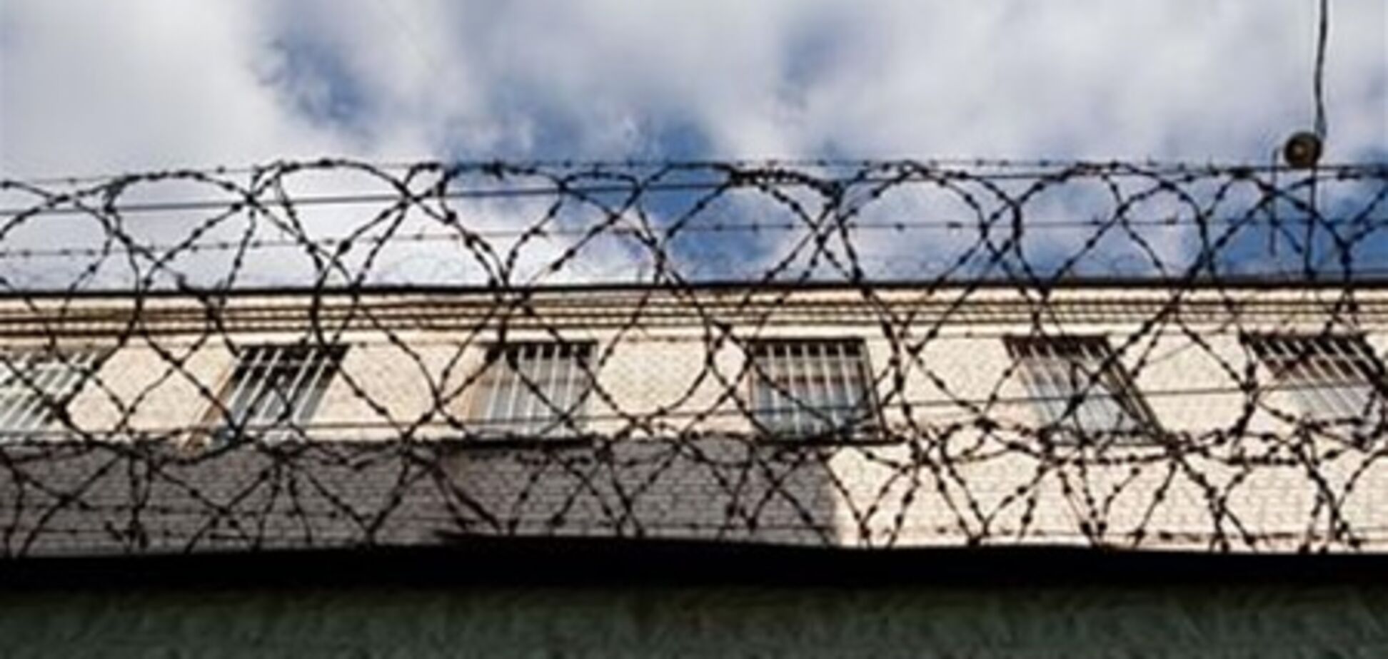 Два автобуса милиционеров уже ждут Тимошенко под Качановской колонией