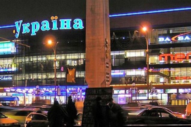 Акціонери захопленого рейдерами універмагу 'Україна' звернулися до Азарова