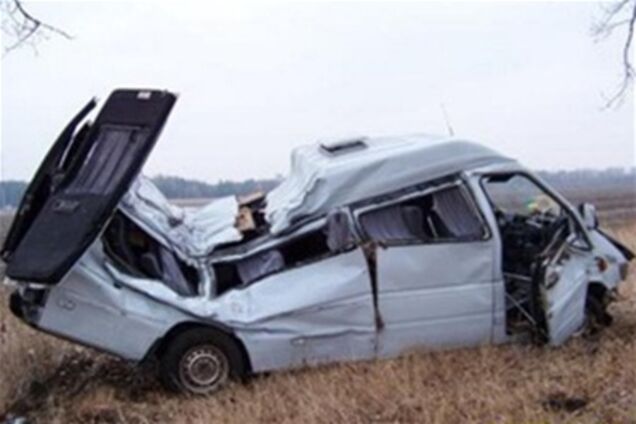 Полтавщина. Мікроавтобус врізався в дерево, загинула людина