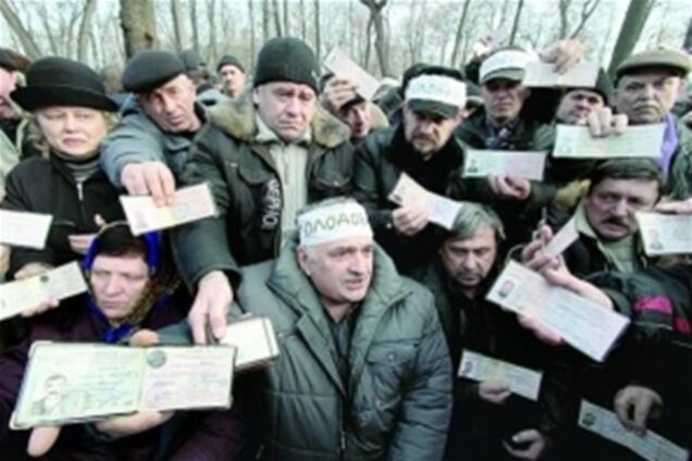 Чорнобильцям під Кабміном стає погано, але лікарям вони не довіряють