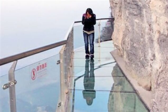 Китайці підвісили в горах прозорий міст. Відео