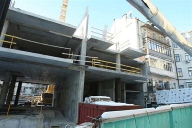 Скандальне будівництво біля Софії Київської відновили знову