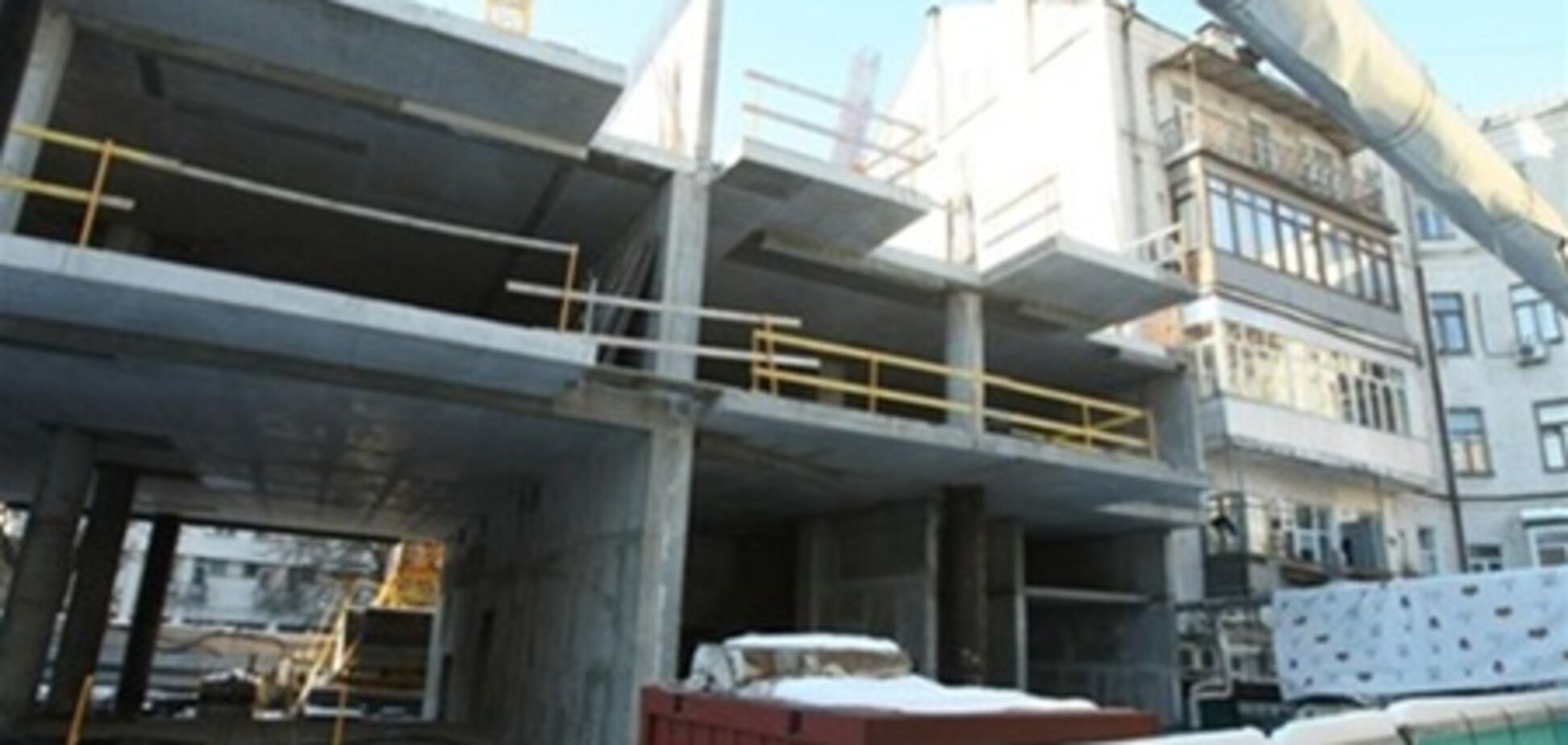 Скандальне будівництво біля Софії Київської відновили знову