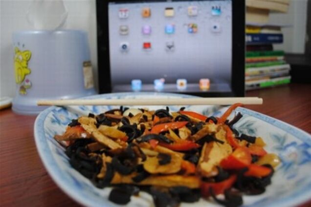 Китаец порезал чехол от iPad, пожарил с овощами и съел. Фото 