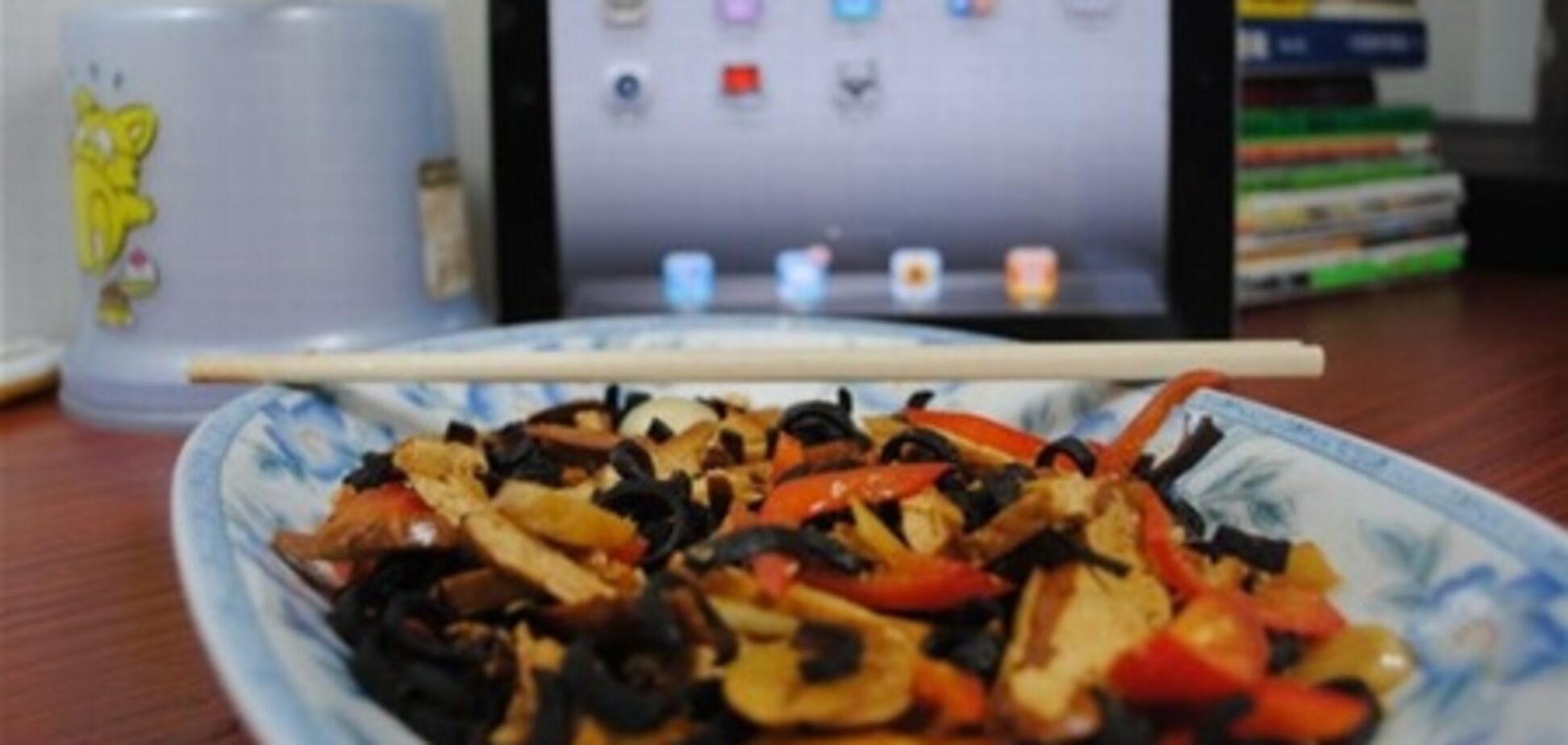 Китаец порезал чехол от iPad, пожарил с овощами и съел. Фото