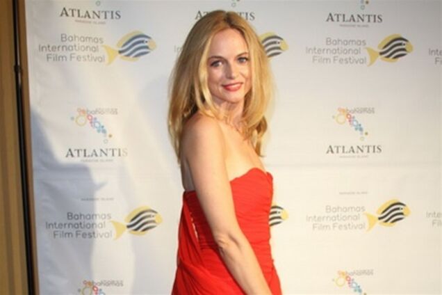 Хизер Грэм в красном платье без бретелей