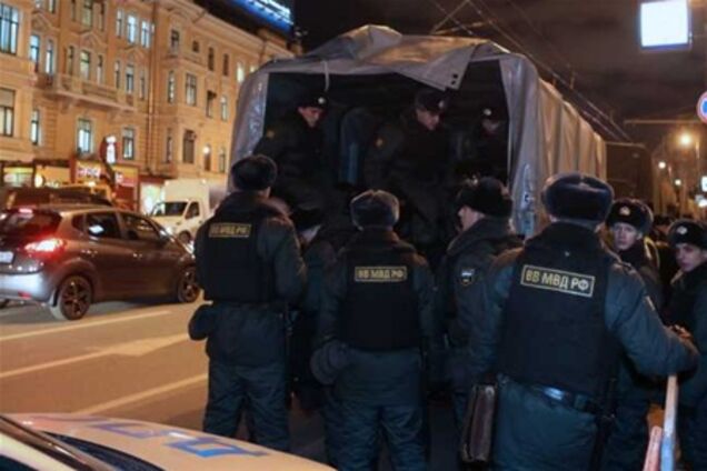 Оппозицию в центре Москвы уже ждут ОМОН, БТР и автозаки